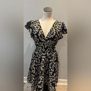 Elegant Black White Floral Kentucky derby dress v neck 
Trendy open sides M NWT